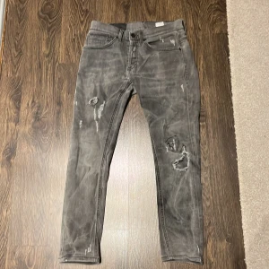 Dondup jeans  - Tja säljer ju ett par tvär feta dondup jeans i modellen George. Jeansen är i toppen skick och i storlek 28. Pris kan diskuteras och hör av er vid eventuella frågor!