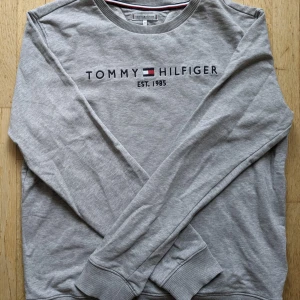 Tommy Hilfiger tröja  - Grå Tommy Hillfiger jersey. Väldigt sparsamt använd. Strl S. 