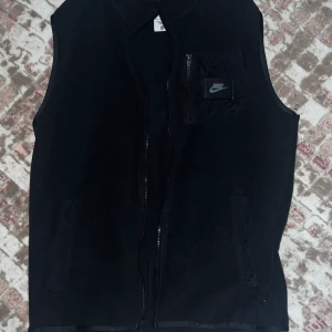 Nike väst - Nike väst till salu  Använd några få gånger  Köparen står för frakt 