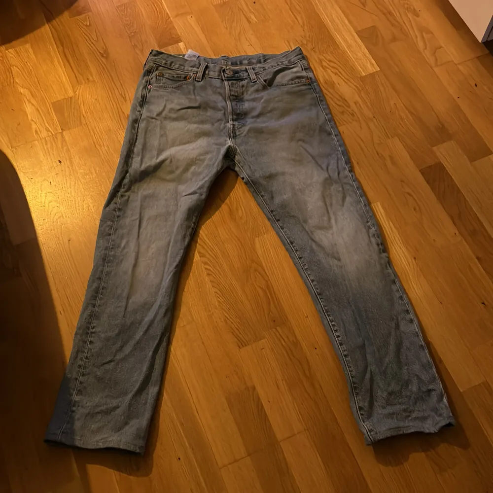 Ett par ljusblå Levis 501 i strorlek 32/30 dom är egentligen storlek 32/32 men uppsydda, dom är i väldigt bra skick och inte använda mycket. Nypris runt 1000 kr. Jeans & Byxor.