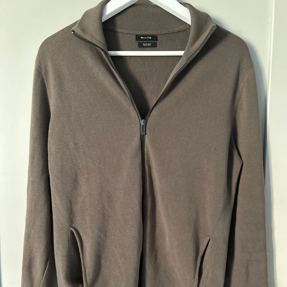 Säljer nu denna olivgröna zip-hoodie som är i väldigt bra skick. Passar även strlk M. Tröjor & Koftor.
