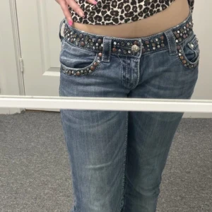 Miss me jeans - Intresse koll på mina älskade miss me jeans då dom tyvärr är för stora för mig. Jeansen är bootcut och low rise. Första och tredje bilden är lånad av förra ägaren så skriv för föer egna bilder💓 ! 