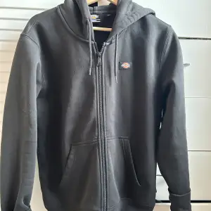 Dickies zip hoodie i gott skick utan några defekter passar i både S/XS