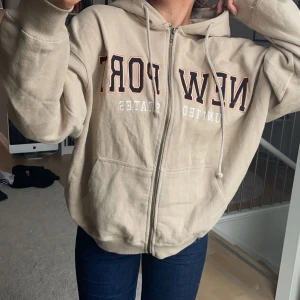 Luvtröja med dragkedja  - Säljer en fin luvtröja från pull&bear i storlek XS, den är endast använd två gånger så den är i jättefint skick. Skriv om du har några frågor💞