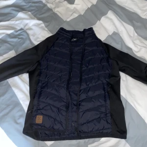 X trail jacka - Vår jacka säljer billigt, passar inte💙