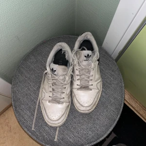 Adidas sneakers  - Slitna adidas sneakers med har ändå lite mer att ge.