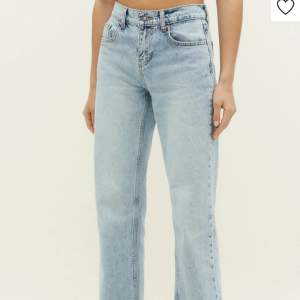 säljer dessa midwaist jeansen från stradivarius då de ej kommer till användning, som i nyskick då de aldrig är använda❤️