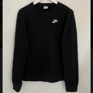 Nike sweatshirt - En långärmad tröja från Nike. Tröjan är köpt i somras förra året. Den är knappt använd och i fint skick. 