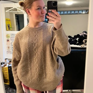Stickad tröja - Beige stickad tröja från lager157. Köpt för 150kr. Knappt använd så i väldigt bra skick. Storlek xs men stor i storleken.