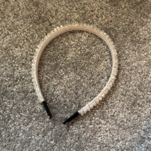 Diadem - Säljer ett diadem från ur&penn, säljer för den kommer aldrig till användning💘