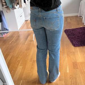 Bootcut Jeans i Lowrise modell💞. Innerbensmåttet är 79 cm och midjemåttet är 38 cm. Modellen är 158 cm lång ✨️ Frågor och funderingar är varmt välkomna 😇   S16 123