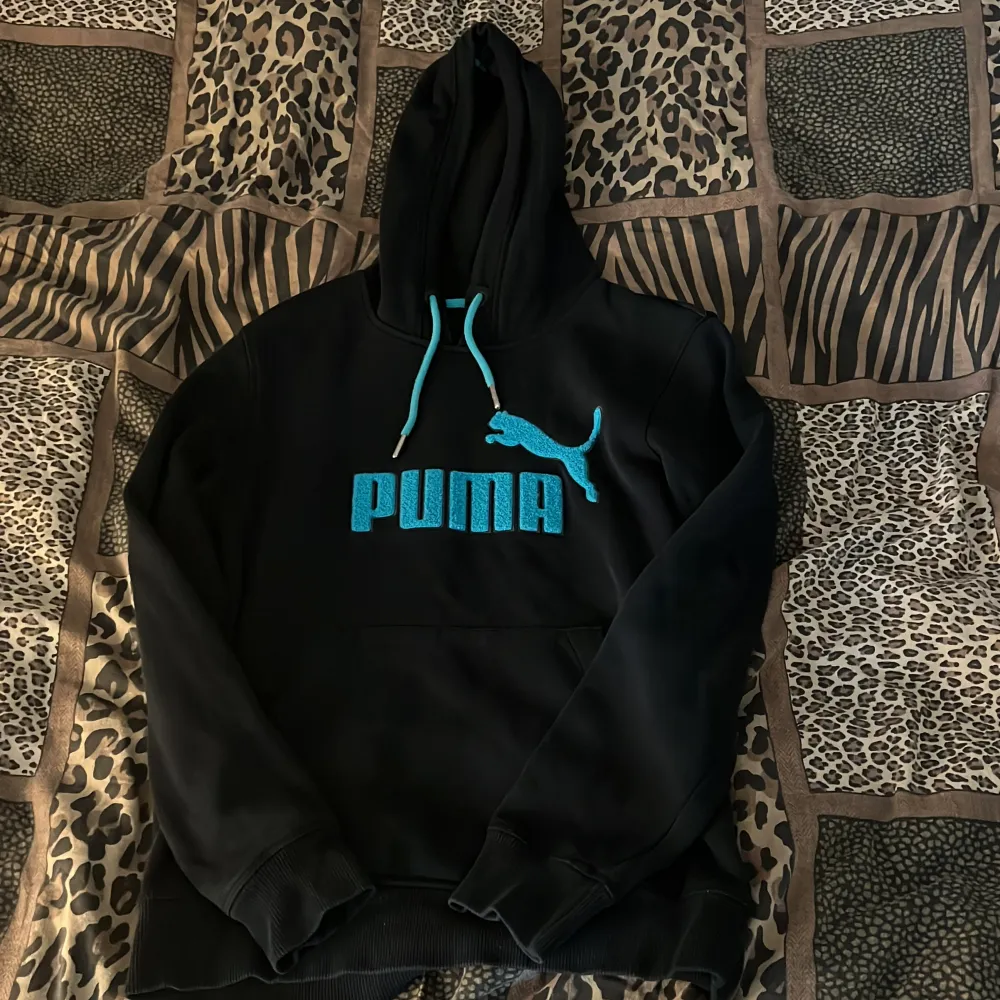En puma hoodie i storlek XS ⭐️ Ser inget fel med den . Hoodies.