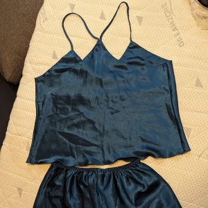 Pyjamas  - Satin pyjamas. Väldigt skön pyjamas i satin. Används inte längre. 