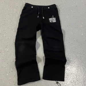 Corvidae byxor  - Yo säljer dessa corvidae mjukisarna, sitter riktigt snyggt (straight leg) med justerbara snörrwn längst ner