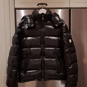 Säljer svart Moncler maya - Säljer svart moncler maya storlek 2/M oanvänd perfekt skick inga defekter finns bevis tagg. Säljer pga fel storlek. Pris kan diskuteras.