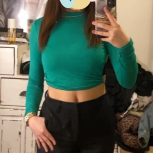 Topp  - Grön topp med öppning på ryggen 💚