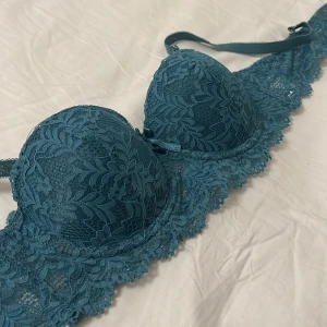 Spets bh - Jätte snygg bh tyvärr för liten på mig, är nyskick.  Osäker på storleken men den är ganska liten . Skriv om du vill ha mått o fler bilder💕. Köpt för 250kr.