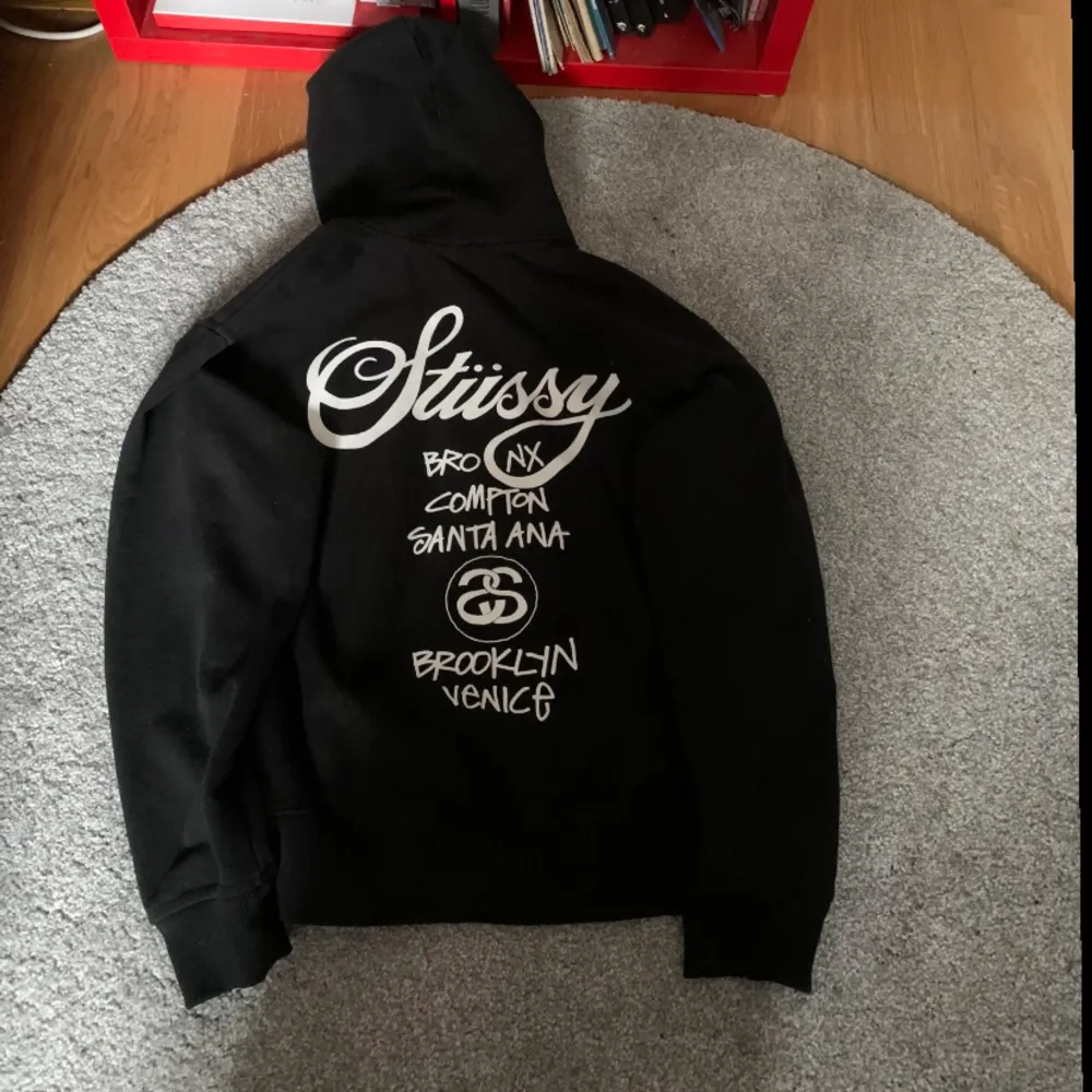 Tjena! säljer nu min stussy world tour hoodie som knappt är använd. Köptes i Amsterdams stussy butik. Pris kan diskuteras.. Hoodies.