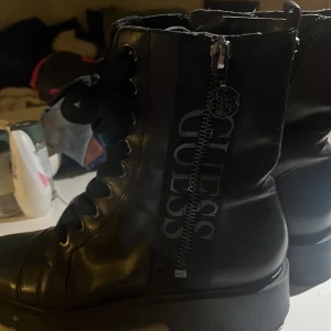 Skor  - Hej säljer mina guess skor som är testade bara två gånger men kommer inte till nån användning väldigt fina skor 