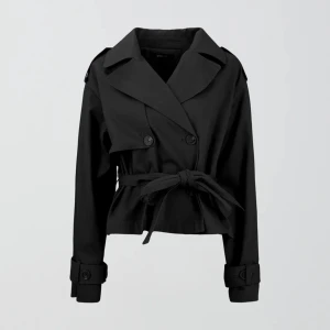 Trenchcoat  - Säljer denna svarta nästintill oanvända trenchcoat från Gina tricot. Storlek M.