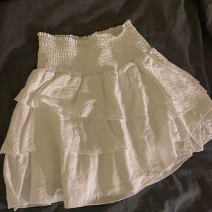 Trendig vit kjol, säljer den då den inte används längre