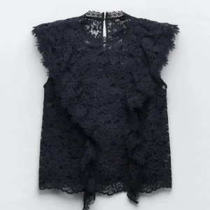 marinblå zaratopp  - INTRESSEKOLL! säljer denna söta toppen från zara för ett bra pris som kan diskuteras. Slutsåld och i storleken M men passar mig som XS/S. Inga defekter och i fint skick. Kontakta vid frågor eller funderingar ❤️❤️