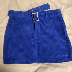 Kjol - Blå manschetter kjol med bälte.