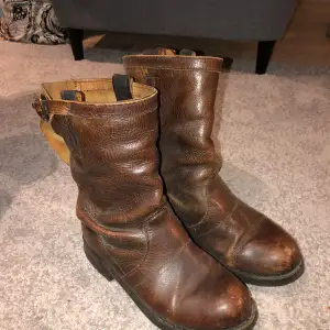 Jättesnygga rocker boots i brun läder. Dom är ganska använda men väldigt bekväma!! Har köpt dom secondhand och tror dom är i storlek 40-41