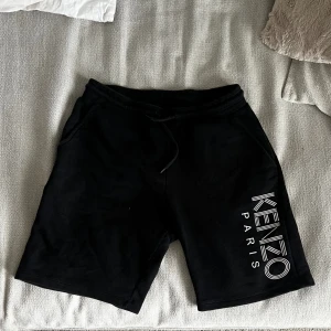 Kenzo short  - Storlek L men passar M då den är liten i storleken 