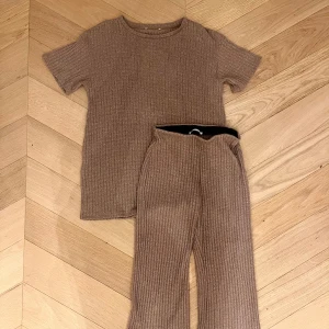 Glittrigt mjukisset från ZARA - Säljer detta asballa mjukisset från Zara!! Färgen är guld.  Både tröja och byxor = storlek S.  Tröjan är dock oversized (sitter typ som en M). Inga tecken på användning - som nytt. 🤩❤️