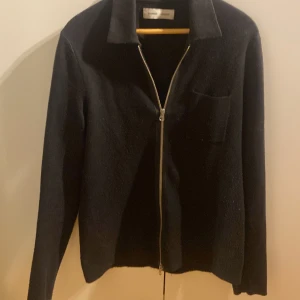 samsøe samsøe - Säljer denna full zip från samsøe samsøe då den inte har kommit till användning. Inga defekter eller slitage då den är i mycket bra skick, storlek S men passar även M.  Nypris: 1400kr, mitt pris: 449. Pris går alltid att diskutera!