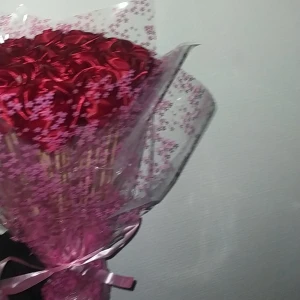 Rosbukett  - Rosor som är gjorda av catin textilband,   Kan vara en present till en kompis, mamma eller till sin tjej. Väldigt bra finns i olika fäger/ sorter