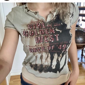Vintage topp med rhinestones   - Säljer denna coola vintage toppen då den inte kommer till användning längre, kontakta gärna ifall du har några frågor 💗