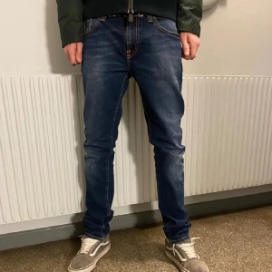 Nudie Jeans - Tja, säljer nu dessa Nudie Jeans i storlek 29/32 i fint skick utan defekter knappt använda. Nypris ligger på runt 1600kr. Skriv vid fler funderingar! Mvh 