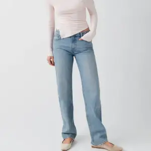 Säljer dessa jeans från ginatricot i modellen ”low streight jeans”, storlek 32. Färg: Tinted blue.