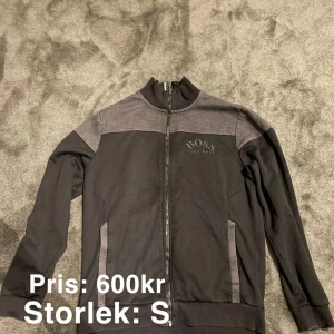 Hugo Boss Tröja - Säljer denna underbara Hugo Boss Tröjan. Mycket bra skick. I storlek S. Vid köp kontakta mig! Kan fraktas eller träffas i göteborg. 