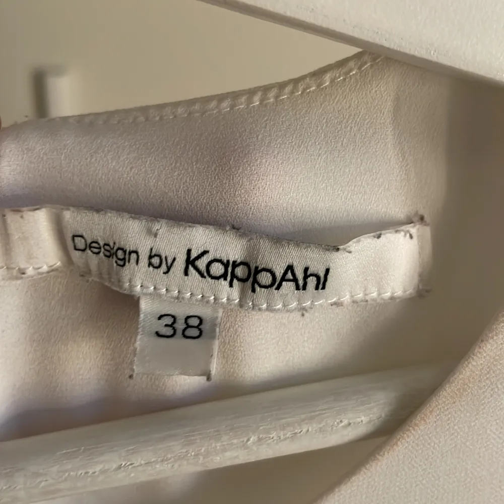 En vit blus använd några gånger, från Kappahl i stolek 38 . Blusar.