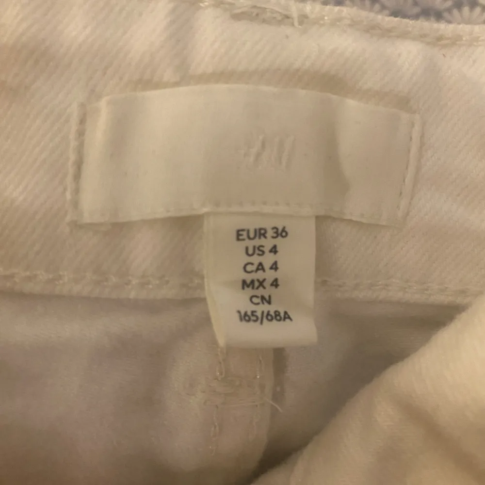 säljer dessa högmidjade vita jeans ifrån H&M! Inte använda många gånger alls och jätte bra skick!💕💕💕 . Jeans & Byxor.