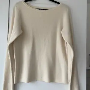 Säljer denna supermjuka stickade tröjan i beige färg. Använd fåtal gånger, i jättefint skick!🫶🏻Storlek M men passar S.