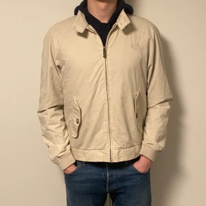 Oscar Jacobson vårjacka - Hej! Säljer nu denna super schyssta Oscar Jacobson jackan. Jackan är i toppskick(inga defekter) modellen är 185 och väger 70kg