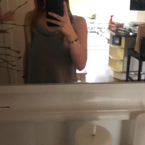 En fin silkes tröja - Hej!!! Jag säljer en jete fin tun silkes blus så otroligt skön att ha på sommaren blusen e använd en gång ✨✨✨✨