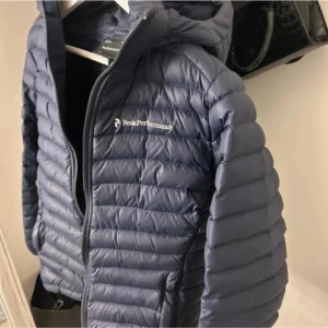  Peak performance - Jackan är för liten för mig så har ingen användning för den . Jackan är i  storlek S junior 160. Inga hål på jackan den ser helt ny ut. Köpt för 3800 kr 