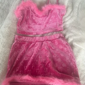Rosa kjolsett  - Kjol och top teddy beat sett. Supersöt och riktigt fint till sommaren 🩷 Storlek S - Har lagt in mått på kjolen också. För mer bilder DM 💞 ALDRIG använd pga passade inte mig i storleken