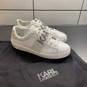 Säljer dessa Karl Lagerfeldt skorna i nyskick!! Storlek 39, väldigt bra skick. 💓💕