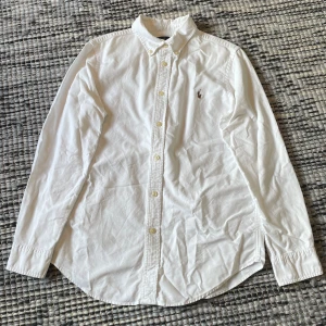 Ralph lauren skjorta - Den är i stl 16år, men skulle säga att den passar dig som har XS. Det är slim fit och är i Jätte bra skick, bara att höra av dig vid frågor🤝👌
