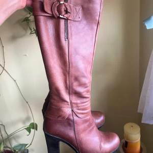 Stövlar  - Jättefina stövlar i 100 % leather 😍 i storlek 37 men  är större i storlek så passar mig som har 38  😊