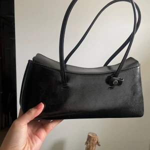 Vintage väska - Säljer en svart cool vintage väska