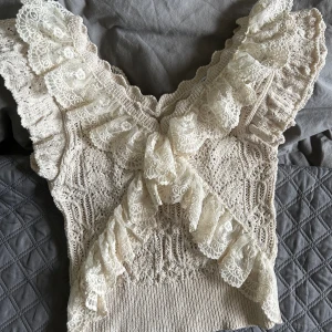 Zara Topp - Supersöt topp från zara, passar även xs/s, i nyskick aldrig använd💕 Toppen är mer creme vit irl😇