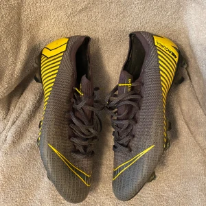 Fotbollskor Nike  - Storlek 41, för naturgräs med dobbar som går att skriva loss och byta  Kom med bud 