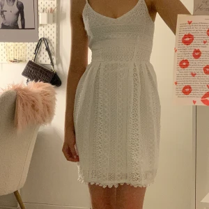 Sommarklänning❤️ - Jätte söt vit sommarklänning i spets från Only❤️ Nyskick! Nypris 700kr💋